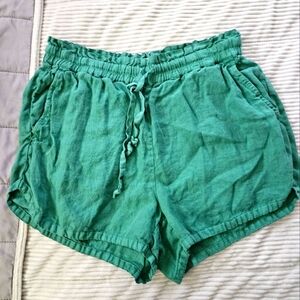 Faherty Women's Green Casual Shorts. Size S
